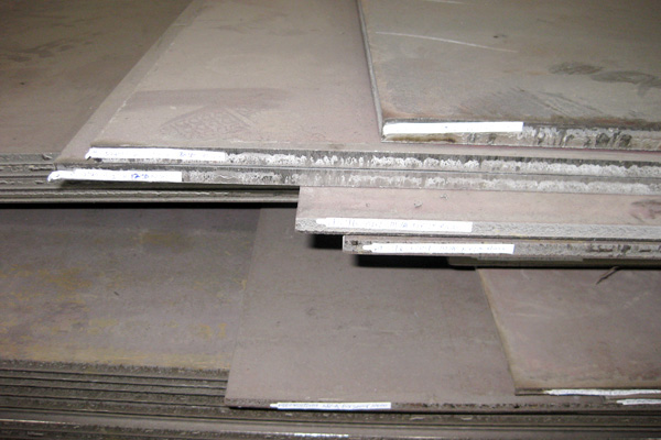 Low alloy steel plate